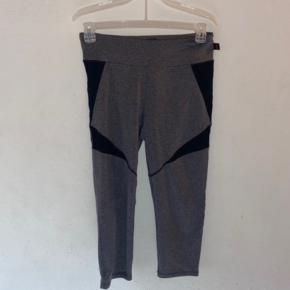Women’s size, large marvel, hero, elite, capris, gray, and black J1 - Picture 1 of 6
